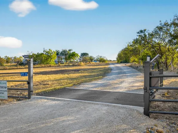 672 County Road 447, Waelder, TX 78959