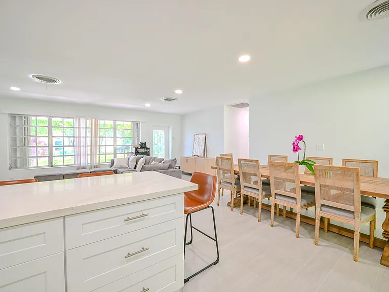5911 SW 36th Ter — Photo 9