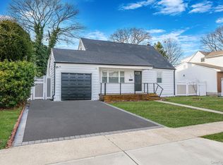 73 Midwood Avenue, Farmingdale, NY 11735