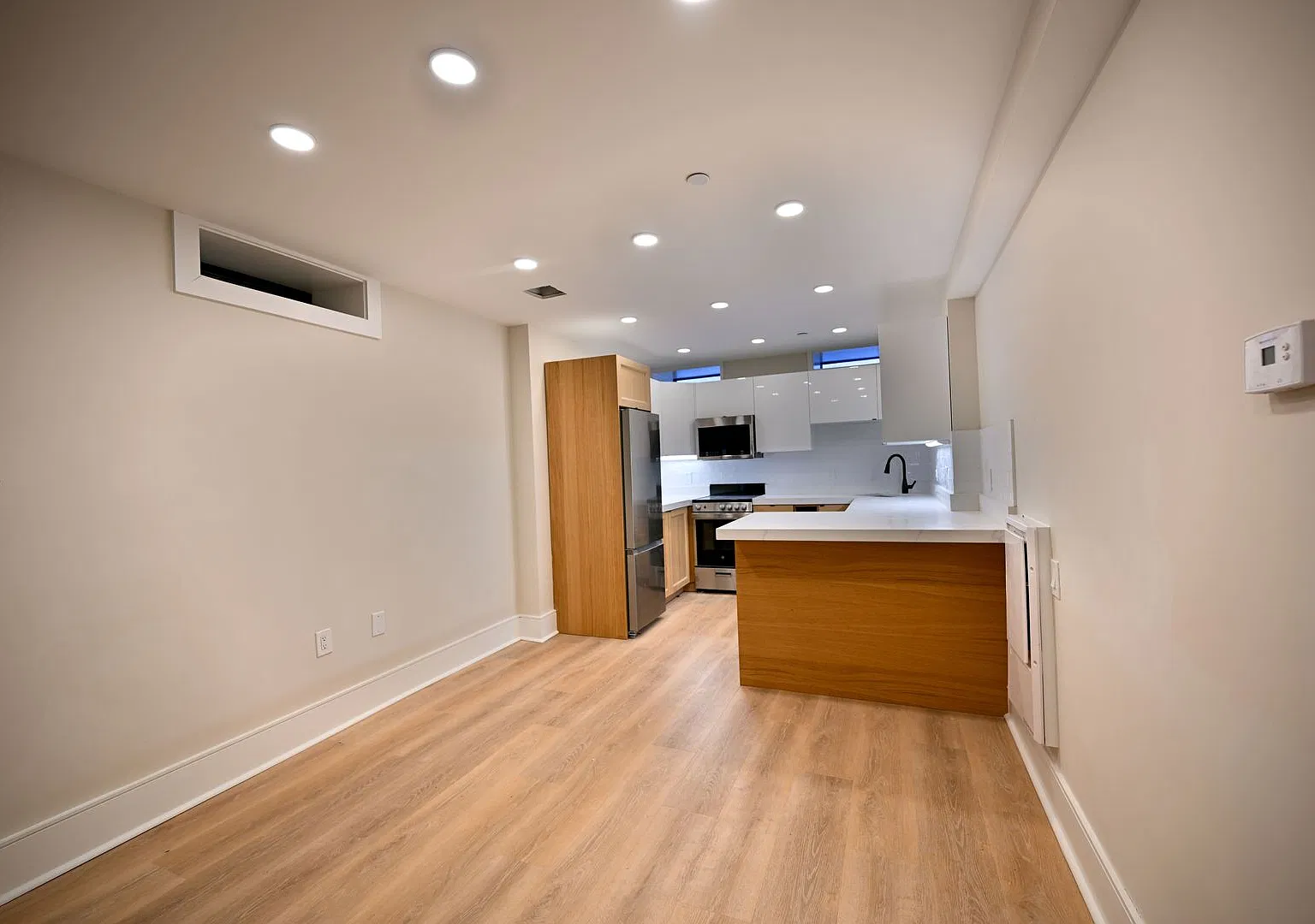 Bay Village 2 Bed Prime Location w/ Laundry — Photo 4