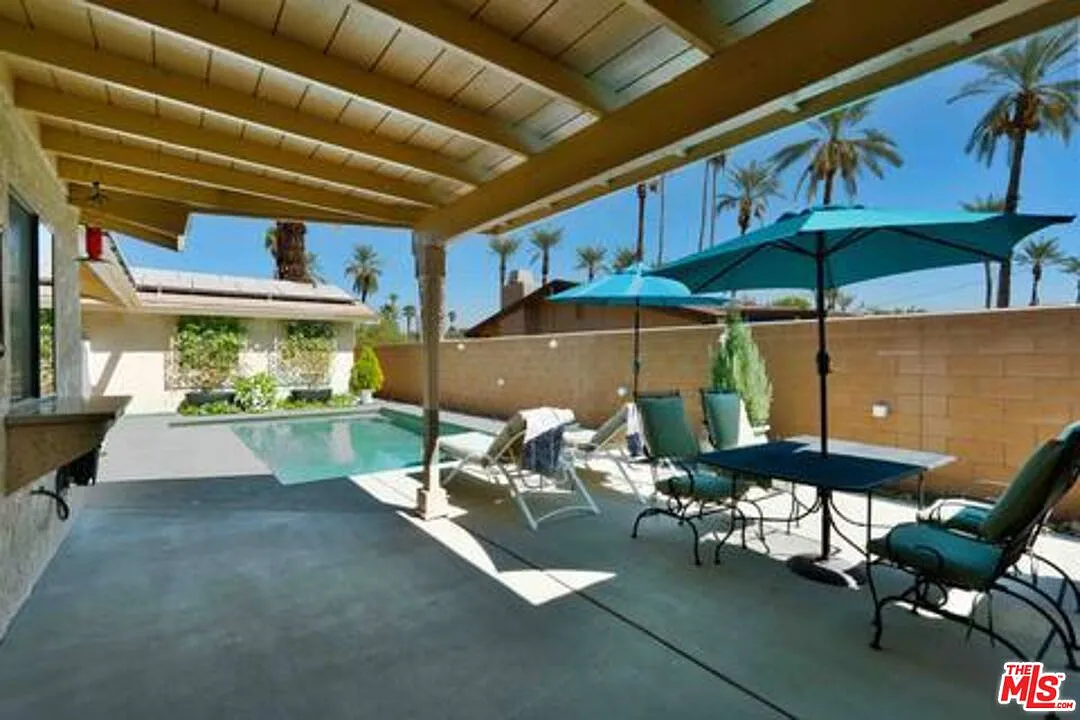 Building Photo - Royal Palm Dr