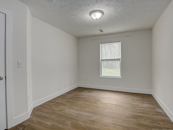 4th image of 702 Court Yard Ln