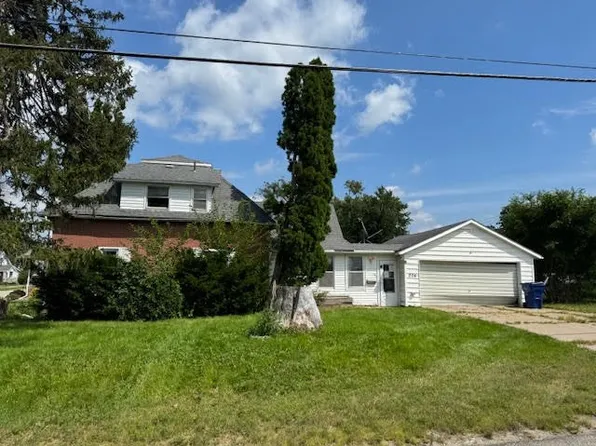 204 1st Ave, Newhall, IA 52315