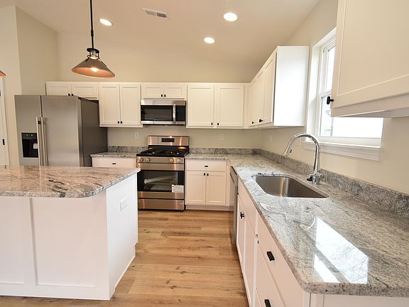 5th image of 994 E 8th St