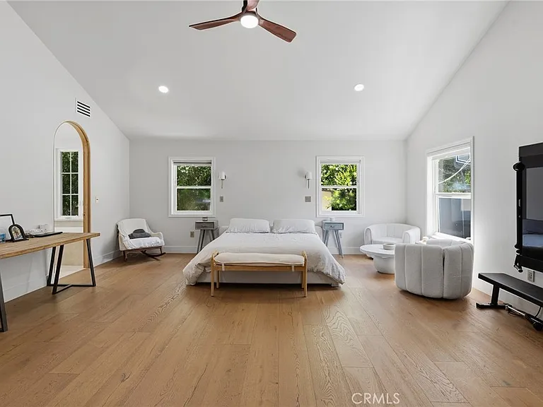 22960 Calvert St — Photo 29