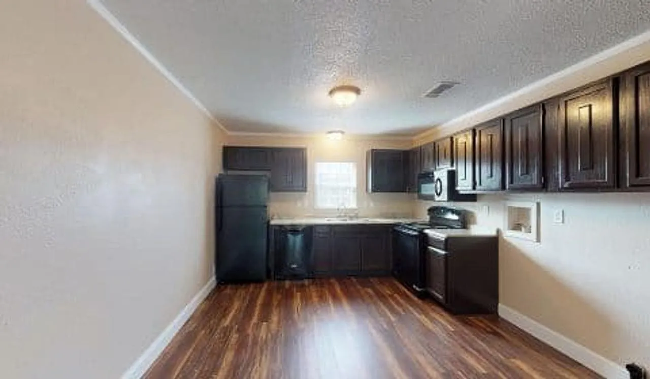 2 bed, 820 sqft, $895 — Photo 2