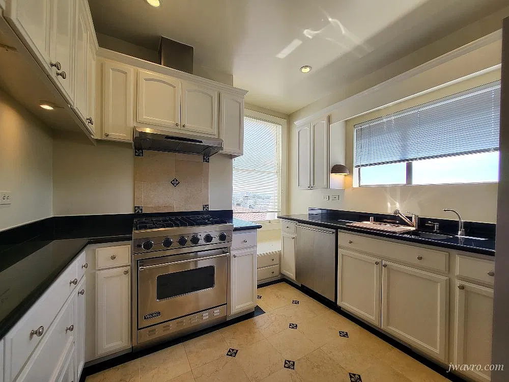 Updated & Spacious Top Floor 1 Bedroom w/ Views — Photo 4