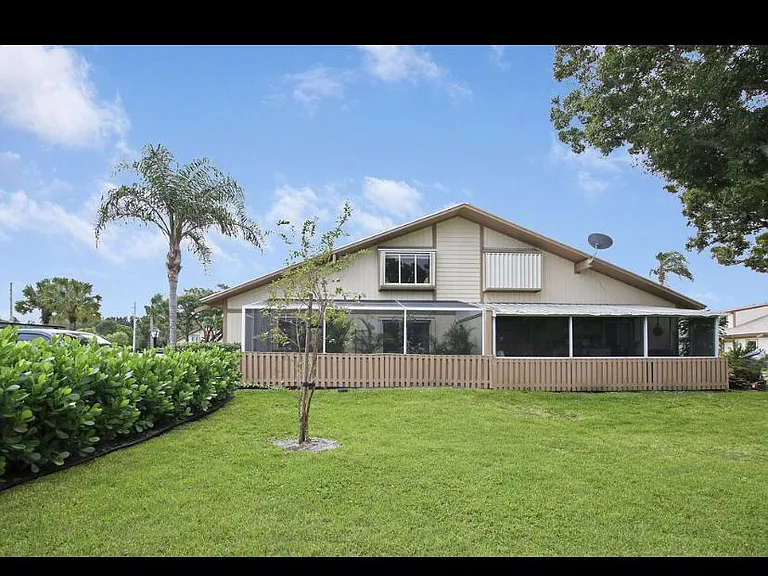 Maplecrest Cir — Photo 25