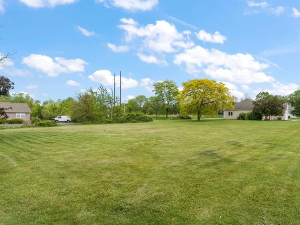 256 Pineview Ln, Valparaiso, IN 46383