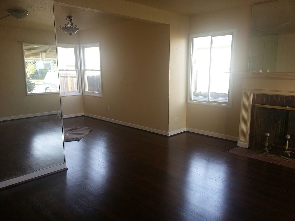 476 Elsie Dining Room