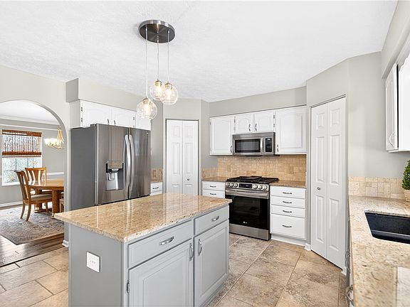 4th image of 131 Walcott Dr