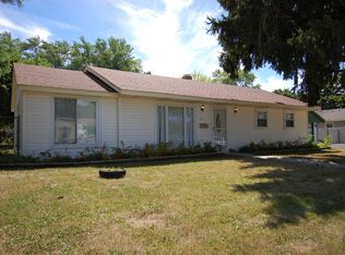 811 Navajo Dr, Carpentersville, IL 60110