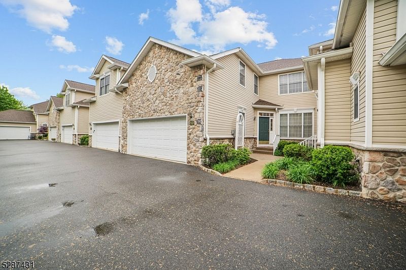 1st image of 10 Whalen Ct