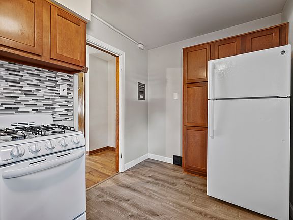 5th image of 1441 Lincoln Way #B