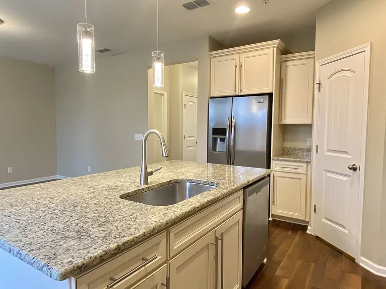 1021 Livingstone Ln — Photo 10