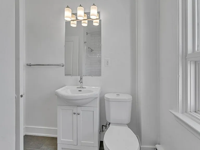 389 Yonge St #401-3 — Photo 12