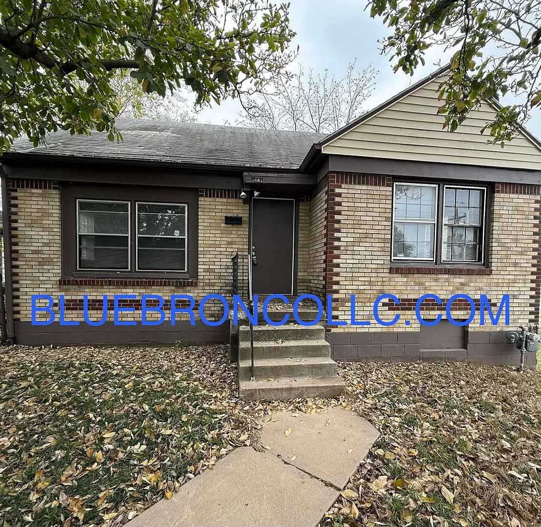 Charming 2 bedroom house with new flooring and hardwood floors — Photo 1