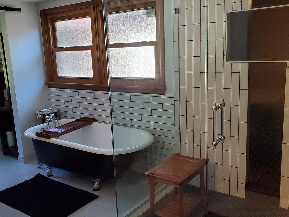 Delex Master bathroom