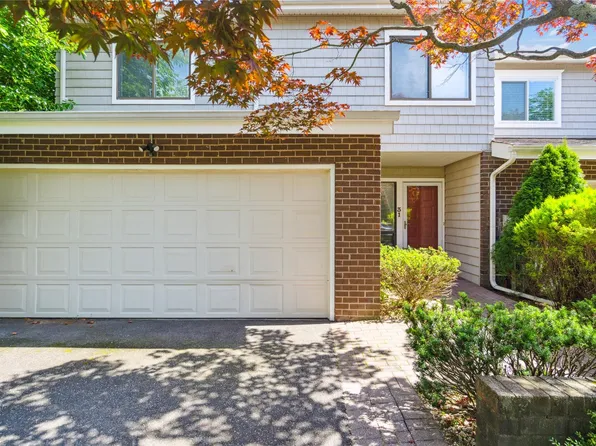 31 Boathouse Lane E, Bay Shore, NY 11706
