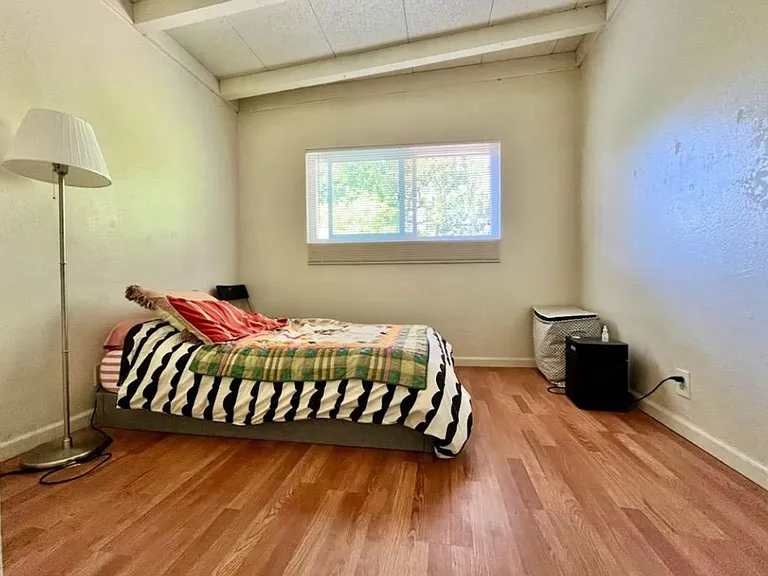 515 E 8th St — Photo 35