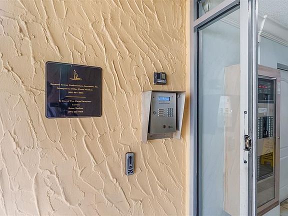 3rd image of 2000 NE 135th St #609
