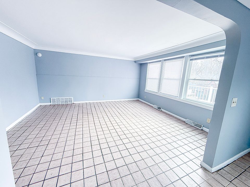 1st image of 146 Hutchinson St #4