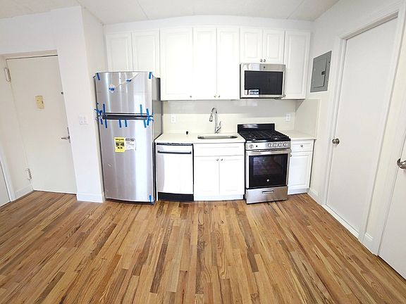 4th image of 143-51 Roosevelt Ave #12E