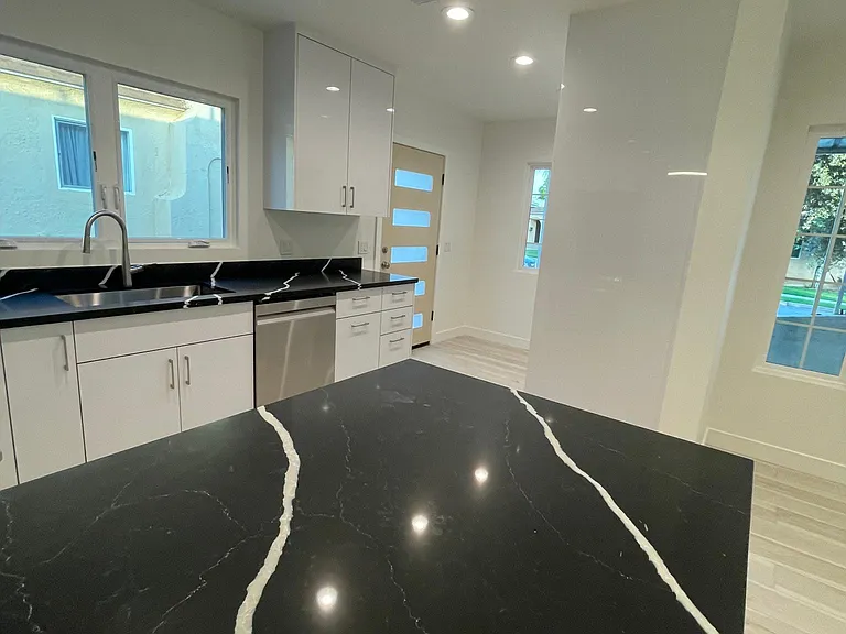1049 Davis Ave — Photo 11