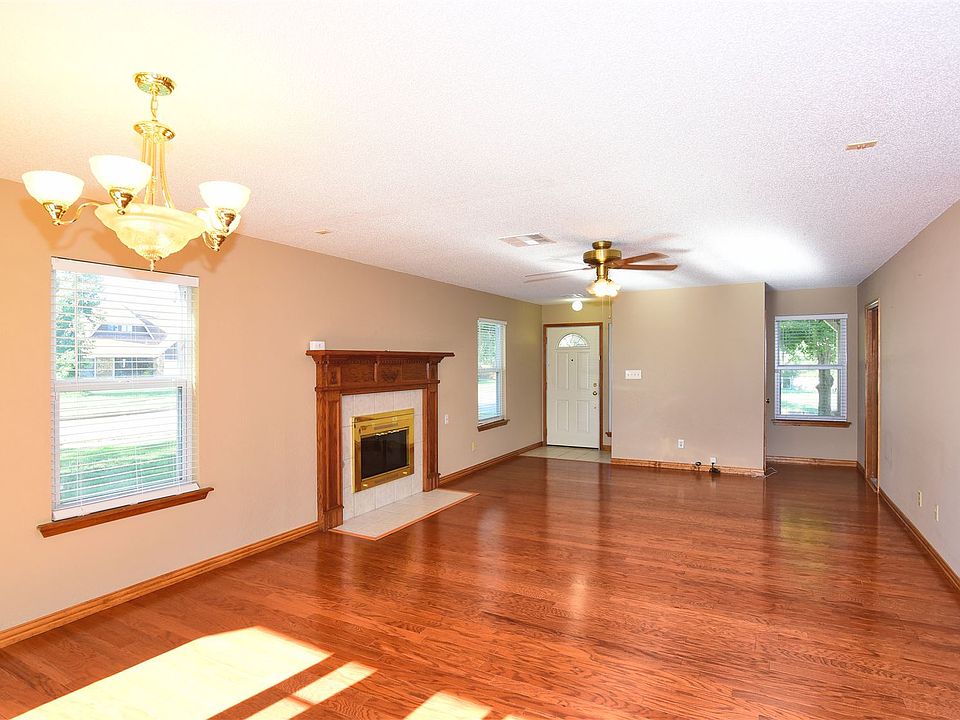 Wood floor living & dining.