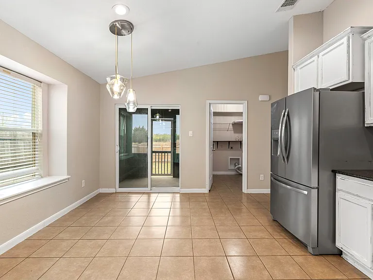 1021 Lauren St — Photo 10