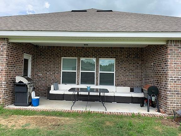 Covered patio to enjoy entertaining guest