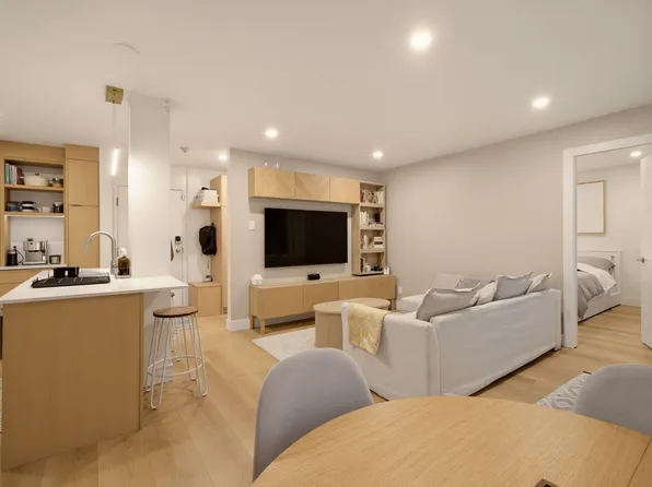 1345 Comox St #204, Vancouver, BC V6E 4E4