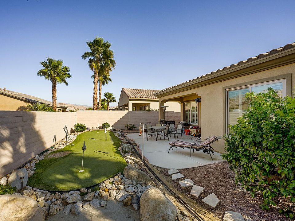 1st image of 81054 Avenida Vidrio