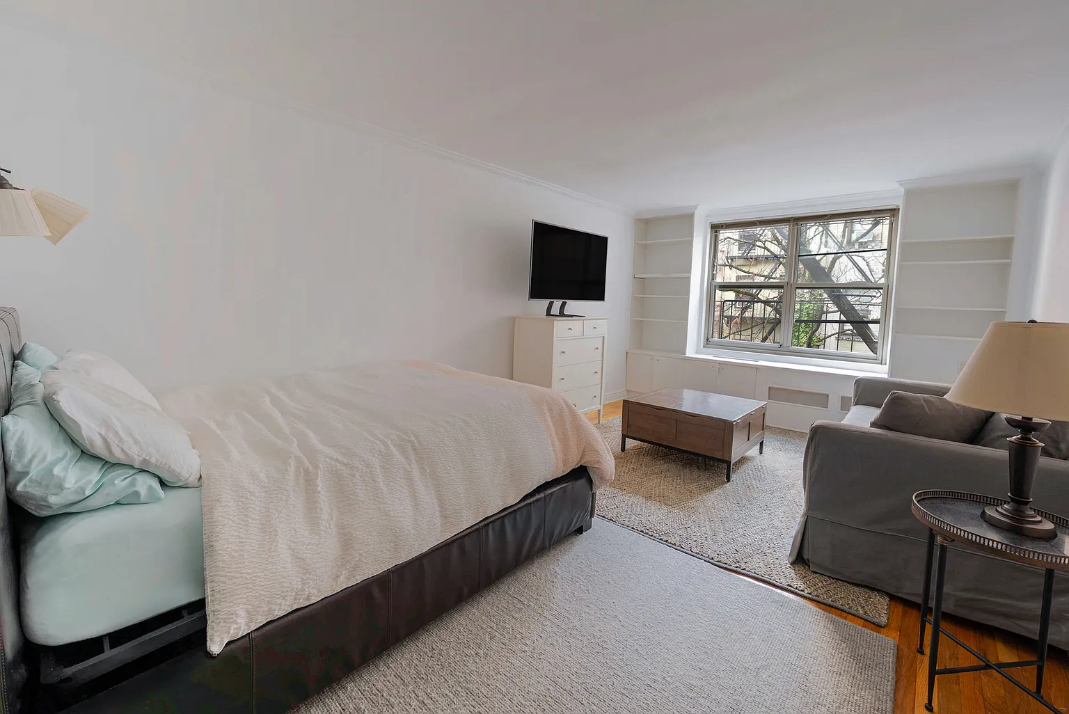 345 E 54th St APT 4C photo 1