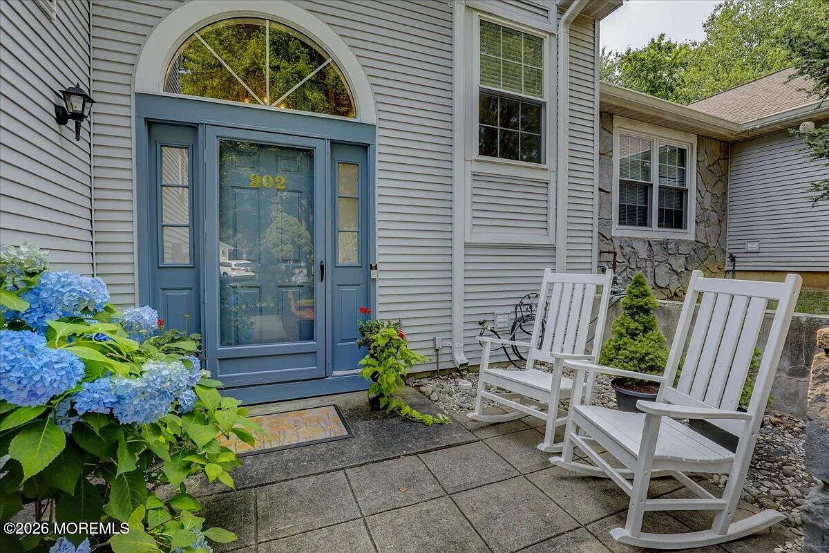 3 bed, 2.5 bath, 1676 sqft, $3,900 — Photo 1
