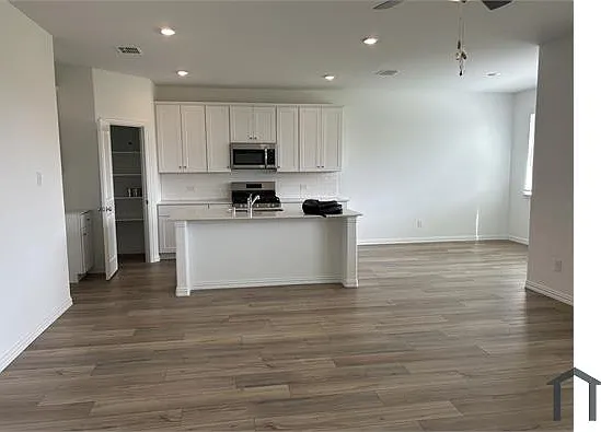 4 bed, 1996 sqft, $3,000 — Photo 2
