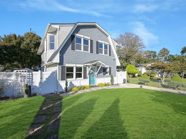 17 Seymour Drive, Shirley, NY 11967