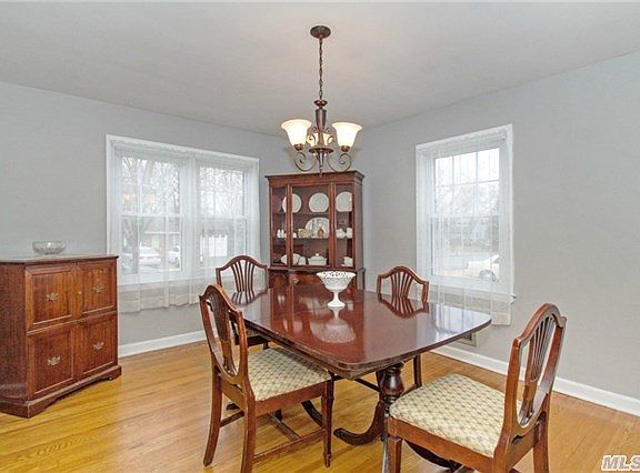 4th image of 33 Oak St