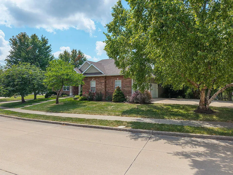 1900 Muirfield Dr