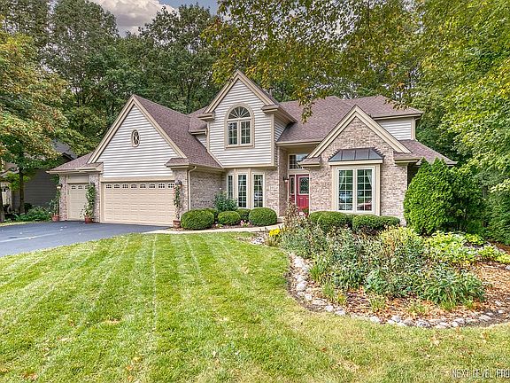 3rd image of 395 Fox Trail Dr