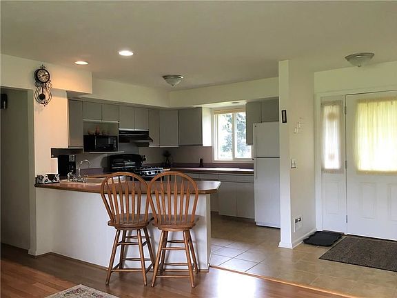 4th image of 35 Lynnwood Dr