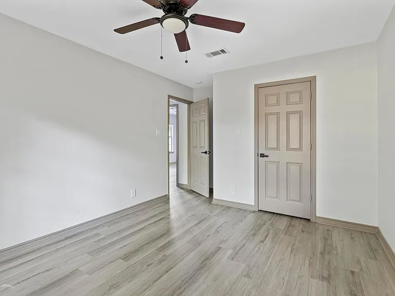 915 N Montgomery St — Photo 15