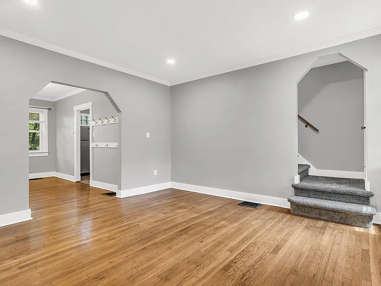 945 Mirror St — Photo 6