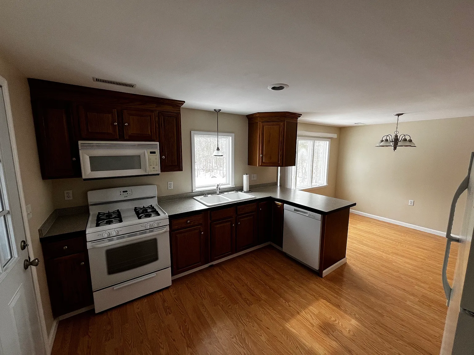 3 bed, 1200 sqft, $1,700 — Photo 2