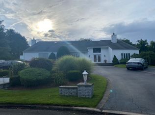 3 Jester Ct, Dix Hills, NY 11746