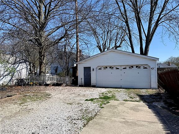3rd image of 677 Eastland Ave