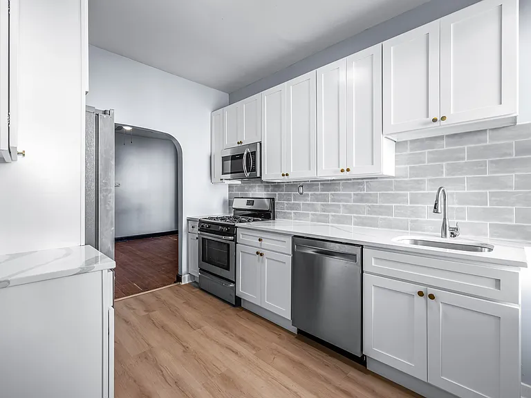 450 W 23rd St — Photo 12