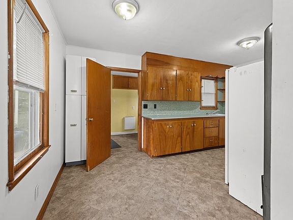 4th image of 1008 S Summit St