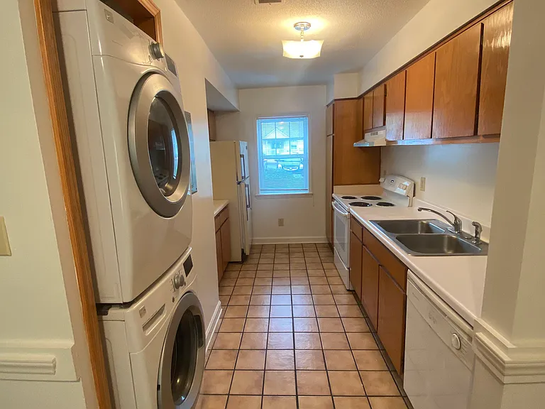 Avery Close Condominiums — Photo 101