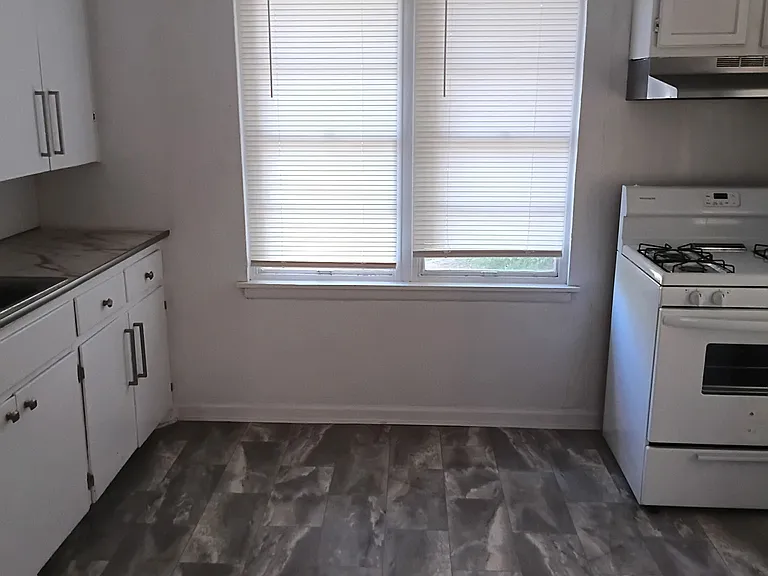611 NW Columbia Ave #B — Photo 2